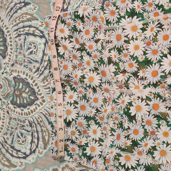 Daisy Chain High Waisted battle pants capris from Blackmilk - Picture 4 of 7